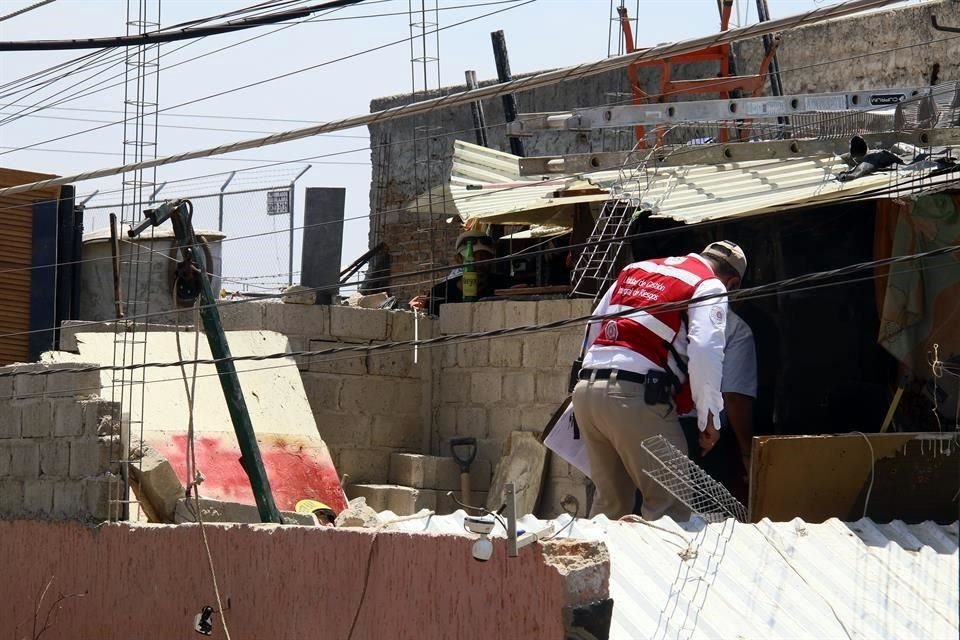 El accidente dejó a un hombre muerto y a otro herido, pues trató de ayudarlo durante la descarga.