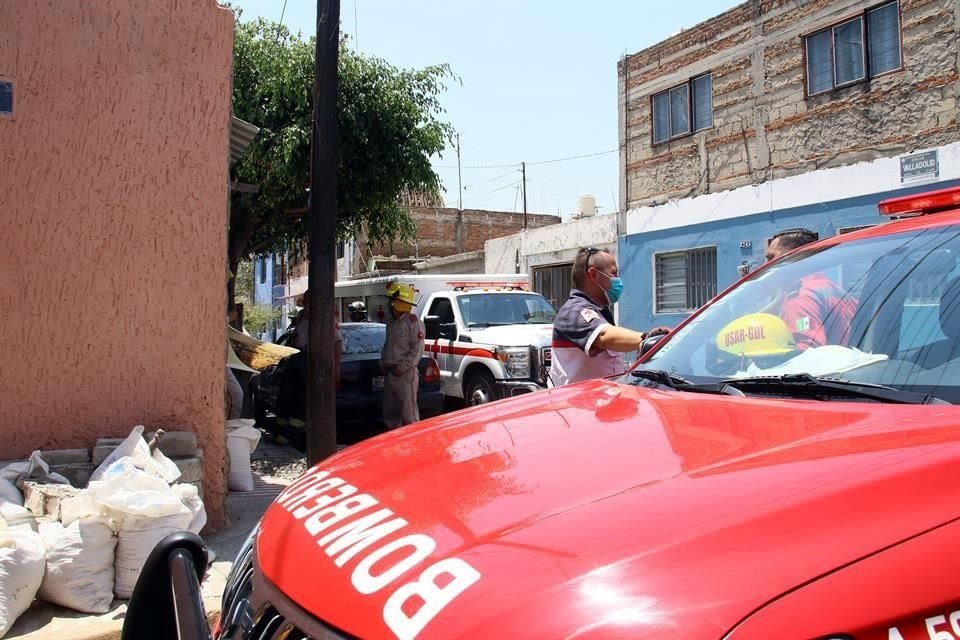 Hasta el lugar del incidente llegaron integrantes de Bomberos de Guadalajara, quienes dieron atención al sobreviviente.