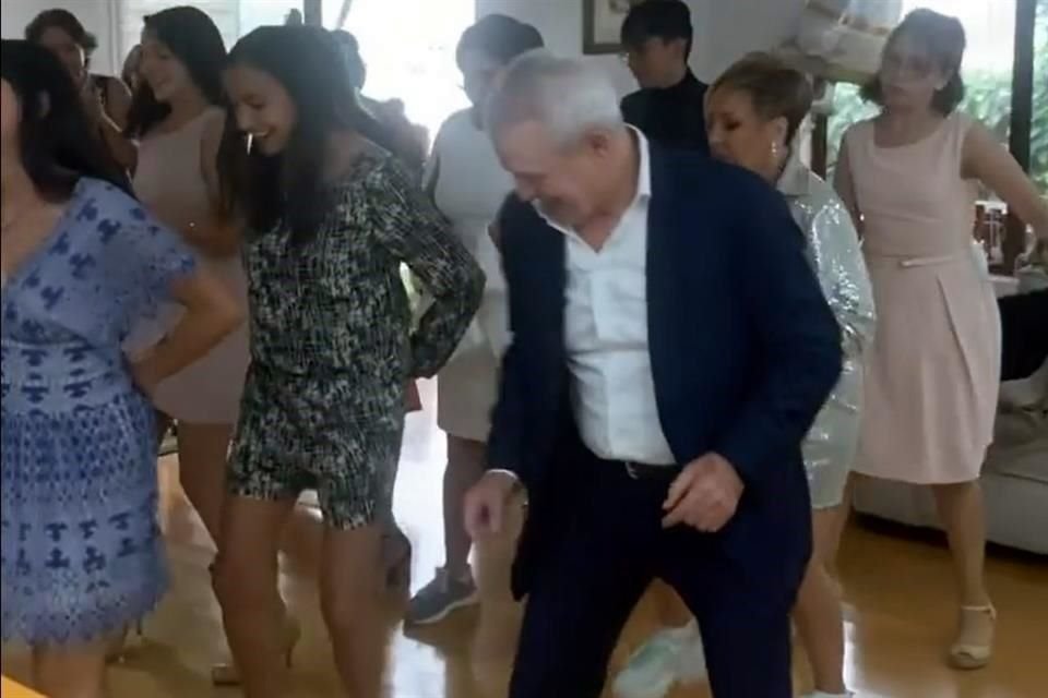El entrenador del Monterrey fue captado bailando 'Payaso de Rodeo' en la boda de su hijo Mikel.