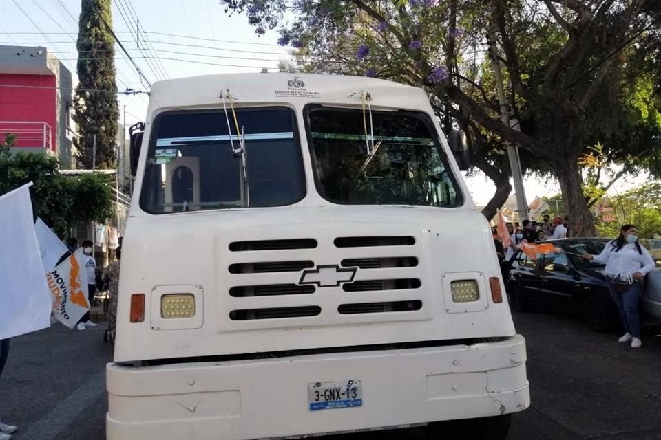 El vehículo automotor color blanco tiene placas 3-GNX-13 con rótulo de la Fiscalía del Estado.
