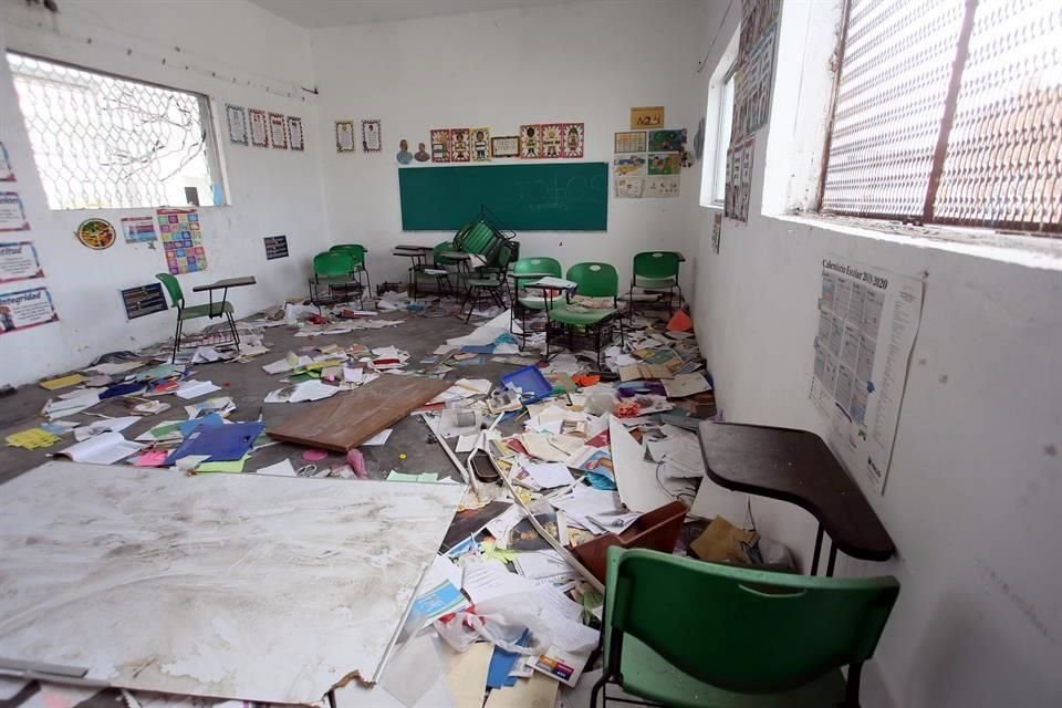 Hojas sueltas, libretas, libros y pupitres quedaron tirados por la Primaria María W. Benavides, en la Colonia Independencia, a donde niños aún entran a jugar.
