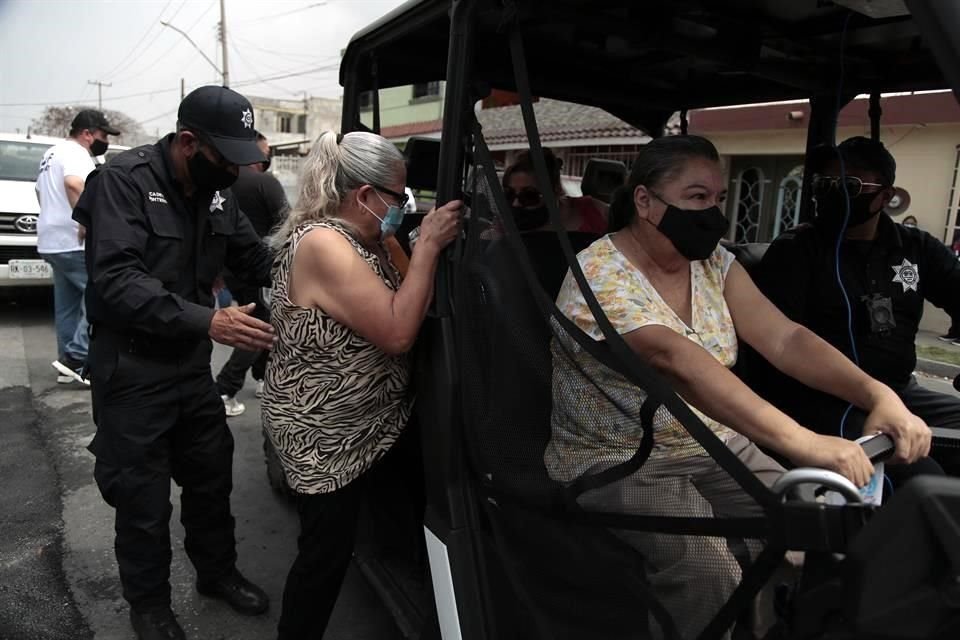 Varias personas fueron llevadas en vehículos RZR de la Policía de Monterrey a recibir la vacuna en el Parque Aztlán.