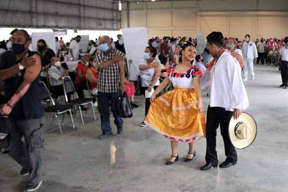 En Guadalupe, en el módulo de la Expo, los adultos mayores disfrutaron de bailables folclóricos mientras esperaban.