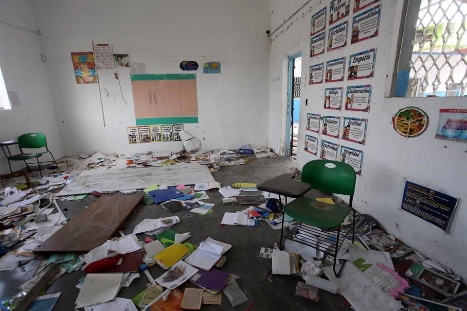 La Primaria María W. Benavides y el Jardín de Niños Eulalio González Ramírez, que están contiguos sobre Laguna de Tamiahua, esquina con Zacatecas, lucen daños severos por el abandono.