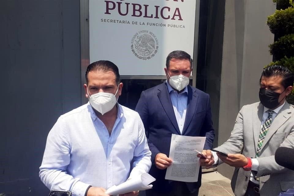 Por irregularidades como 'vacunas de aire' y funcionarios vacunados por vías legales o dudosas, legisladores del PAN denunciaron a funcionarios federales ante Secretaría de la Función Pública.