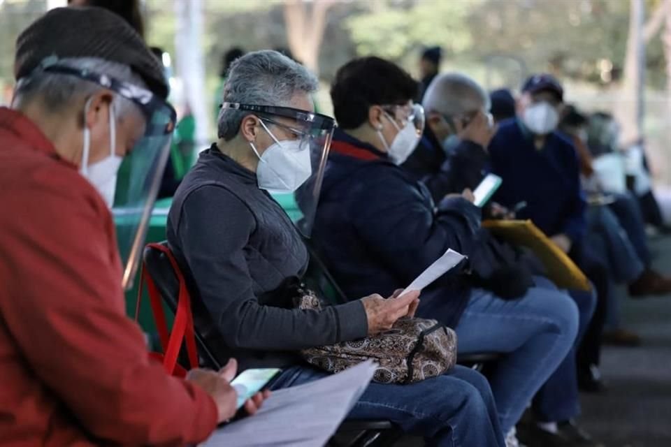 SEP dijo que para ser vacunados bastará con que maestros y personal educativo presenten su credencial.