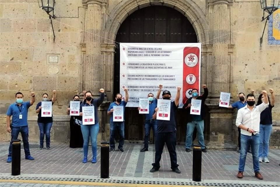 Trabajadores del INAH se manifiestan afuera del Museo Regional de Guadalajara.