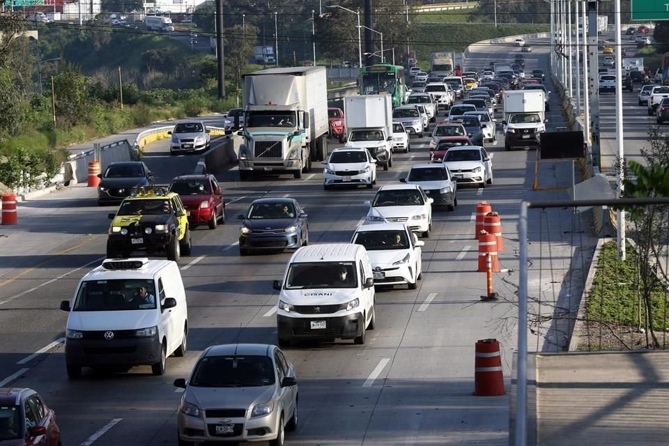 Embudo vial en periférico a la altura de Ciudad Judicial, donde se incorporan vehículos provenientes de Av. Vallarta y se reduce un carril por las obras.