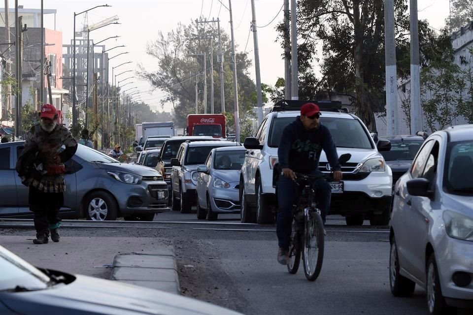 Debido a las adecuaciones en el cruce de Periférico e Inglaterra, las filas de autos y el desorden impera en el cruce.