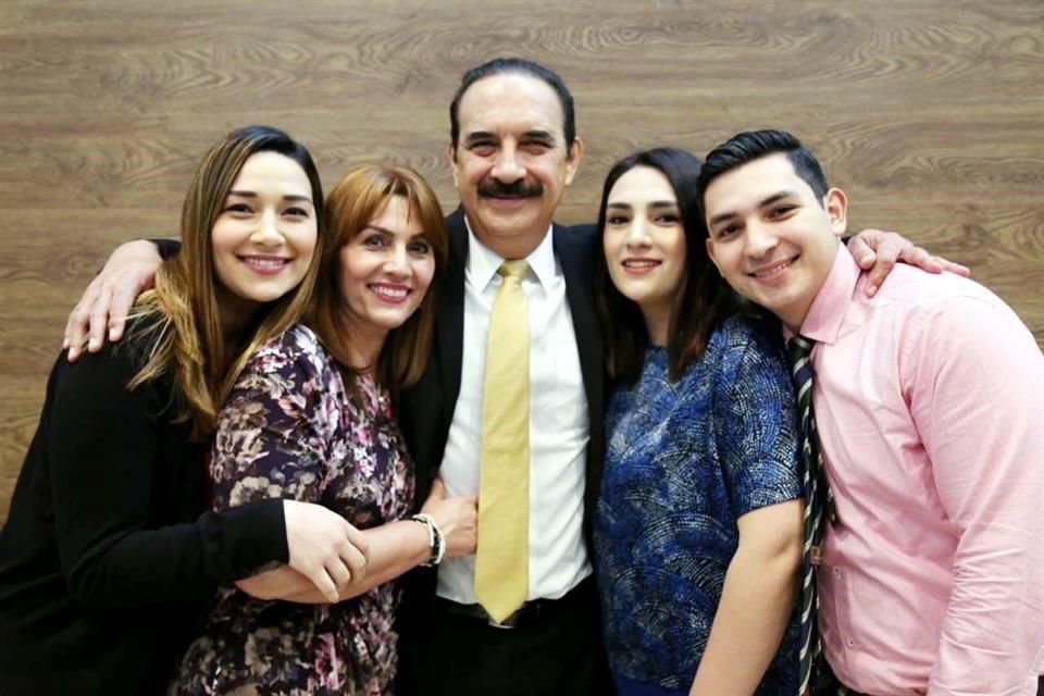 El Dr. de la O y su esposa Norma, de profesión odontóloga, con sus tres hijos, también médicos: Alejandra (izq.), Norma y Manuel.