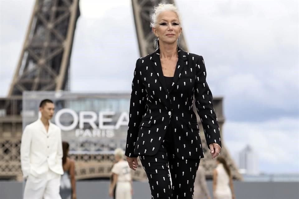 Helen Mirren (en foto), Camila Cabello y Amber Heard, entre otras famosas, se adueñaron de la Torre Eiffel en una pasarela de la marca L'Oreal.