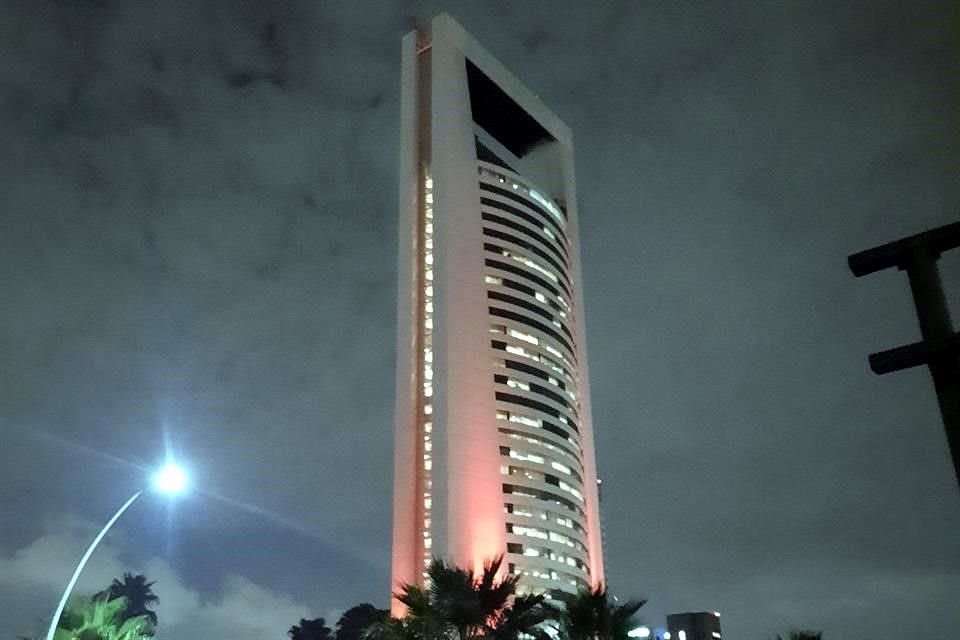 El Palacio de Gobiernoy la Torre Administrativa, lucían las luces naranjas que las iluminaban, color del partido Movimiento Ciudadano, partido de Samuel Garcia.