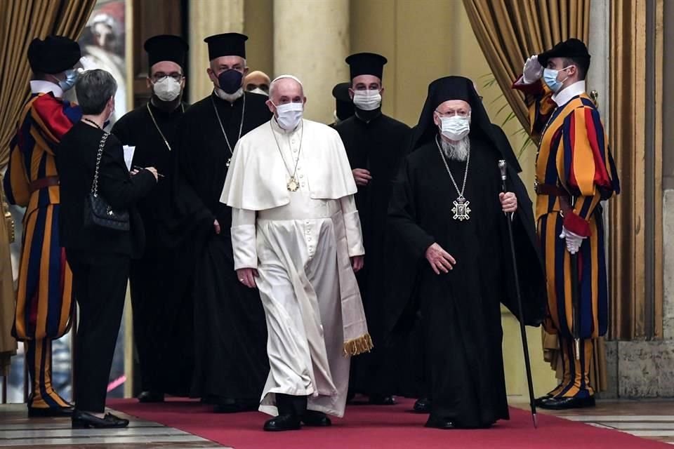 El Papa Francisco camina junto a Bartolome I, el líder espiritual de la mayoría de los cristianos ortodoxos del mundo.