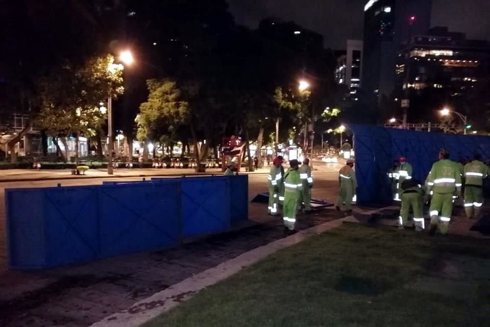 Esta noche la Glorieta del Ángel de la Independencia está libre y el Ángel se ha iluminado.