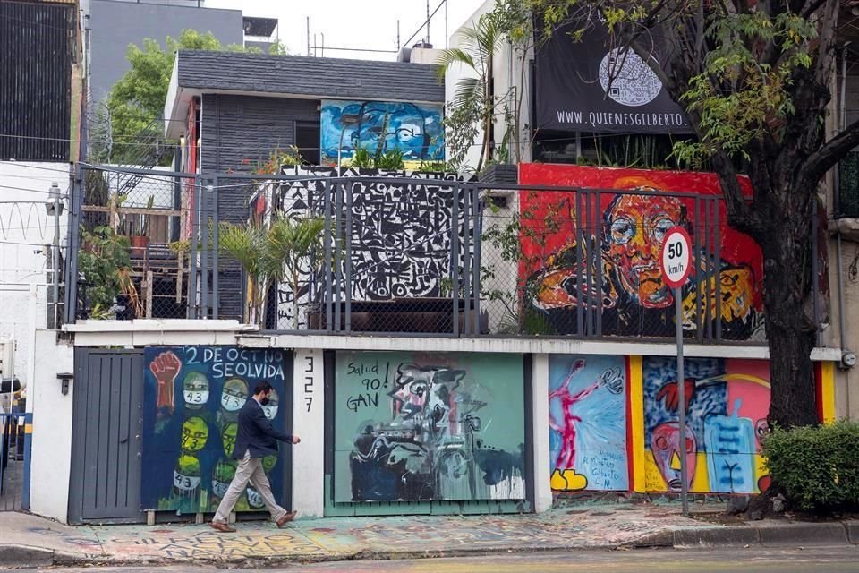 La casa del artista, en Av. Monterrey 327, Col. Roma, fue intervenida por un puñado de colegas y amigos.