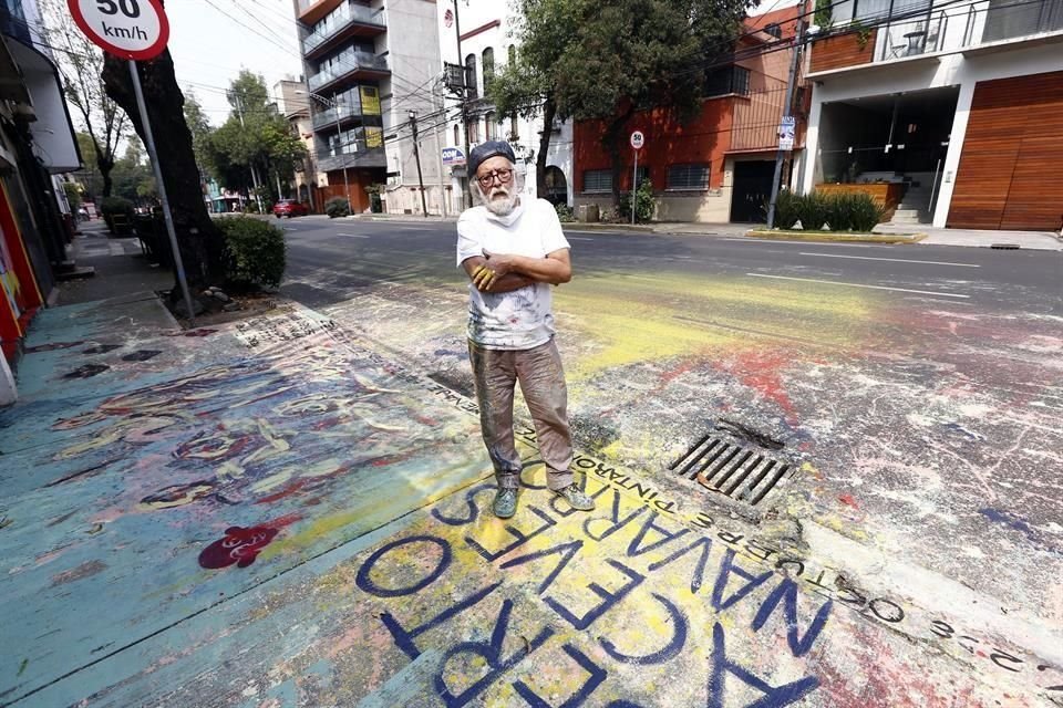 Gabriel Macotela, durante su intervención, decidió que el festejo pictórico debía desbordarse hasta la calle.