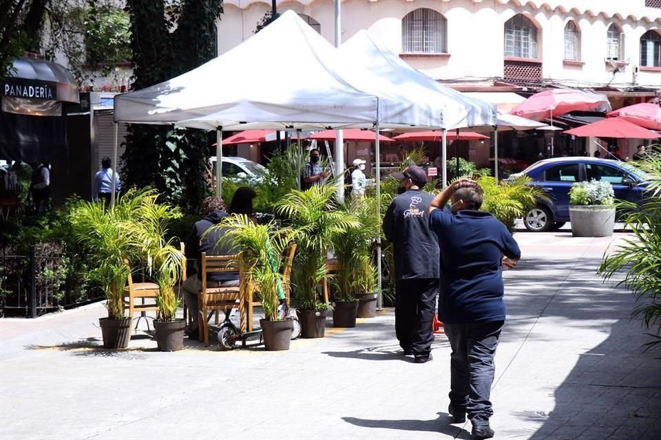 Mientras restaurantes de Polanco incrementan mesas en banquetas, otros negocios acusan que ha impactado en el número de clientes.