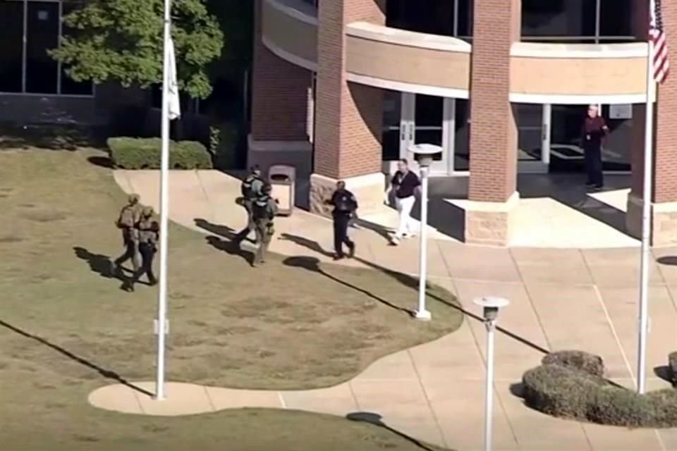 Al menos cuatro personas resultaron heridas por un tiroteo en una escuela preparatoria de Arlington, Texas.