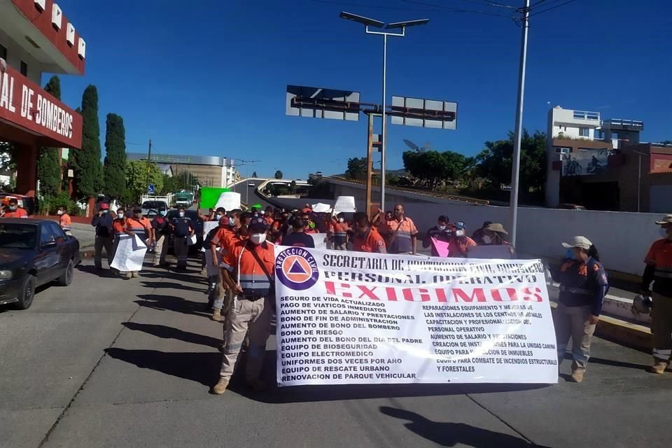 El grupo de inconformes se dirige al centro de la capital guerrerense.