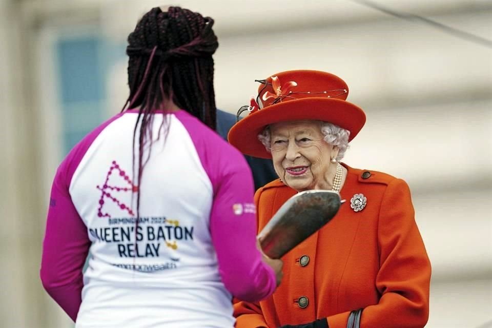 La Reina Isabel II realizó su primer evento público en el Palacio de Buckinghanm; lanza carrera de relevo para Juegos de la Mancomunidad.