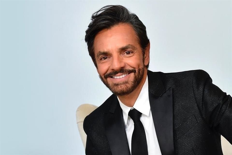 Eugenio Derbez firmó un contrato de primera vista con Univisión para proyectos en español de TV y teatro.