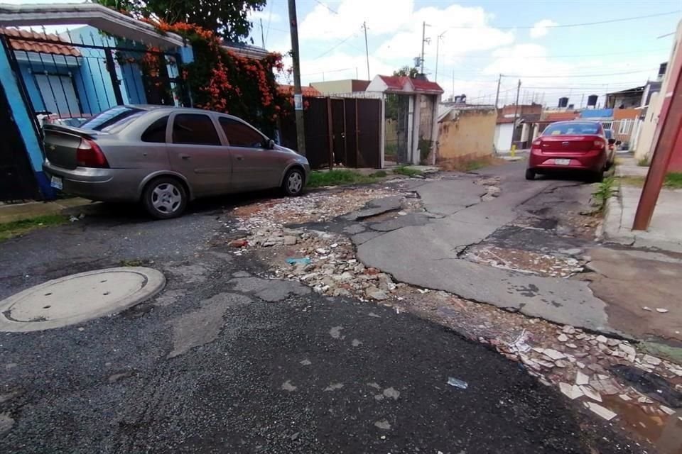 Los vecinos también tienen que lidiar con el mal estado de las calles.