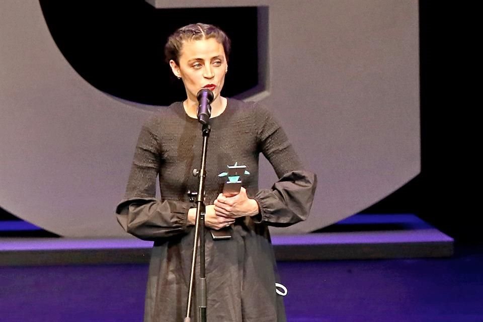 Ilse Salas recibió el galardón a Mejor Actriz, por 'Plaza Catedral', en el Festival de Cine de Guadalajara, y lo dedicó a su colega fallecido, Fernando Xavier de Casta.