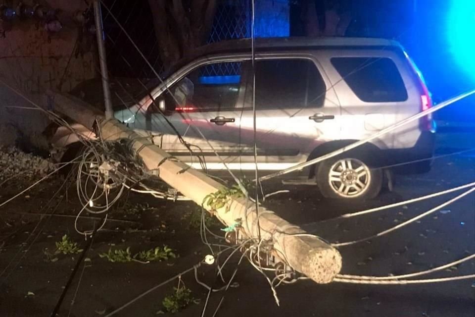 El robo de una camioneta derivó en una persecución que terminó cuando el sospechoso chocó contra un poste y fue detenido.