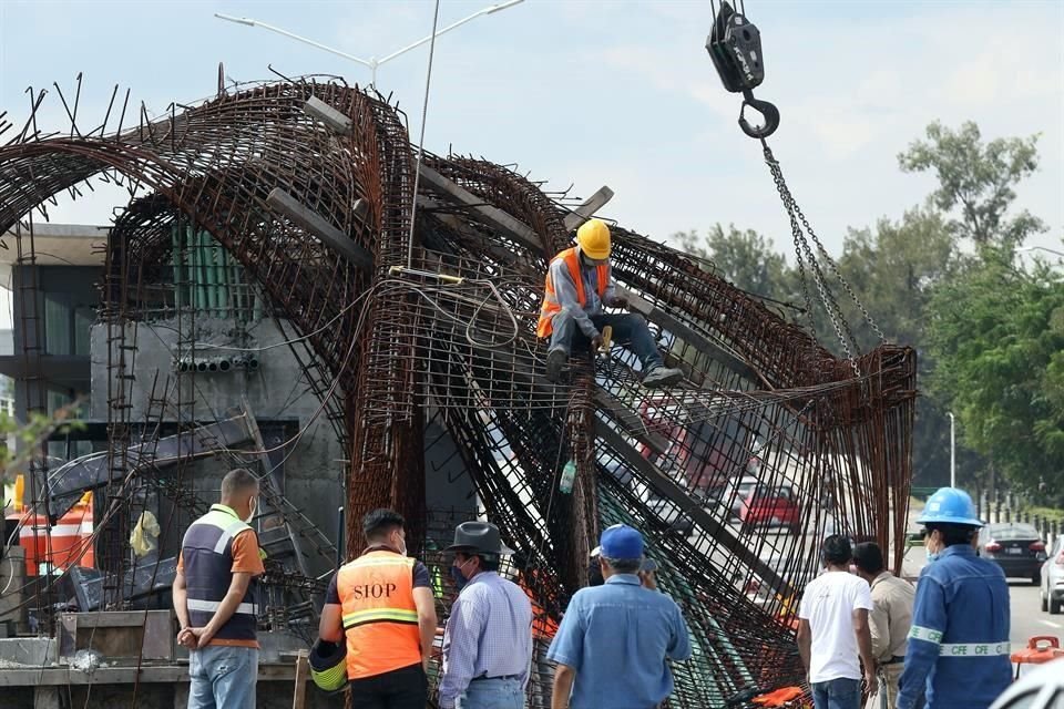 El armado de acero se desplomó sobre Periférico a la altura de El Mante.