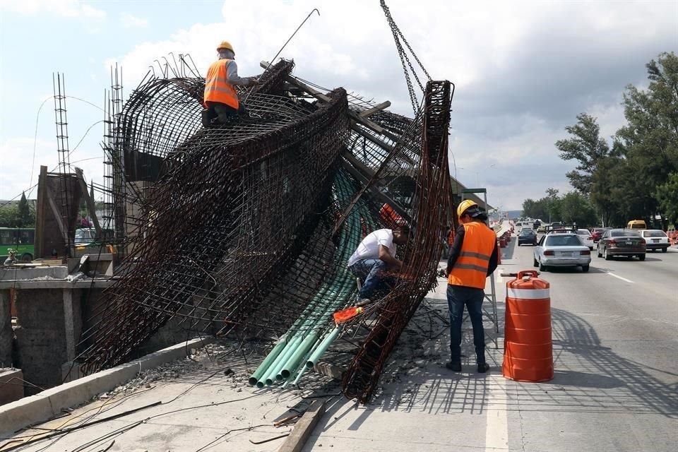 Testigos refirieron que la estructura se encontraba sujetada de un puente peatonal ubicado en la zona hasta este sábado.
