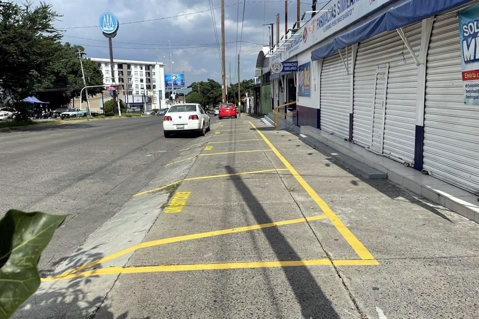 En el cruce de Avenida Cruz del Sur y Montemorelos, en Zapopan, negocios se apropiaron de la banqueta.