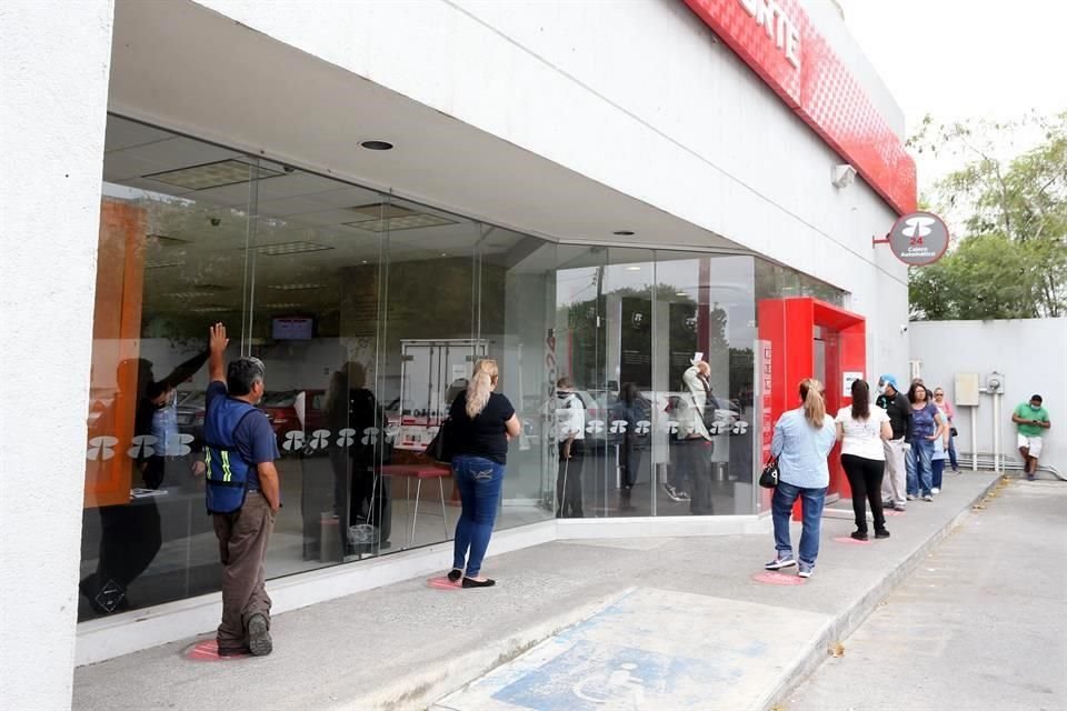 La mayoría de los bancos operan con normalidad este 12 de octubre.