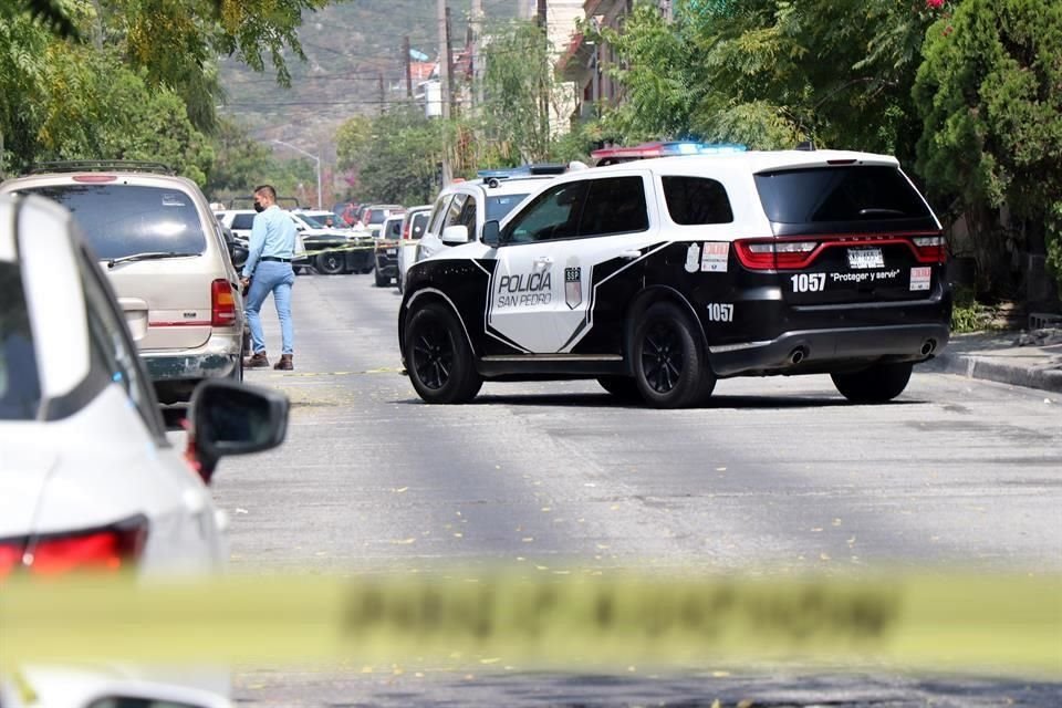 Policías ministeriales acordonaron la zona donde fue encontrada una bolsa con dos brazos cercenados, en San Pedro.