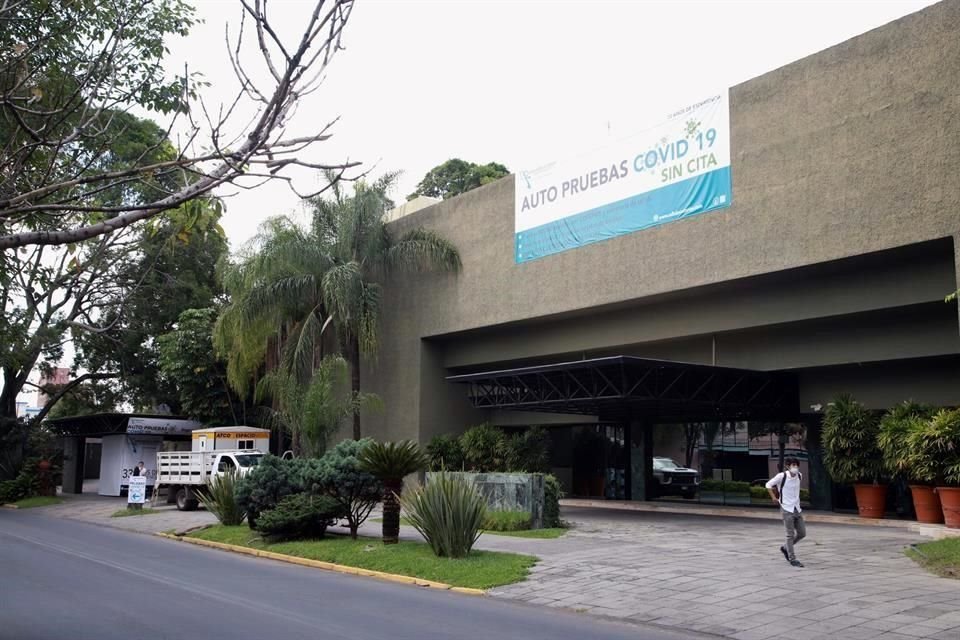 El estacionamiento de la antigua sede del Club de Industriales, es usada poruna laboratorio privado para realizar pruebas Covid.