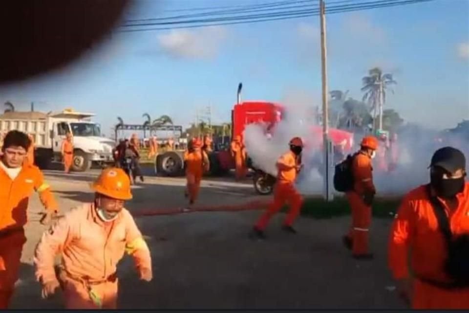 Trabajadores de ICA fueron replegados con gases lacrimógenos durante una protesta.