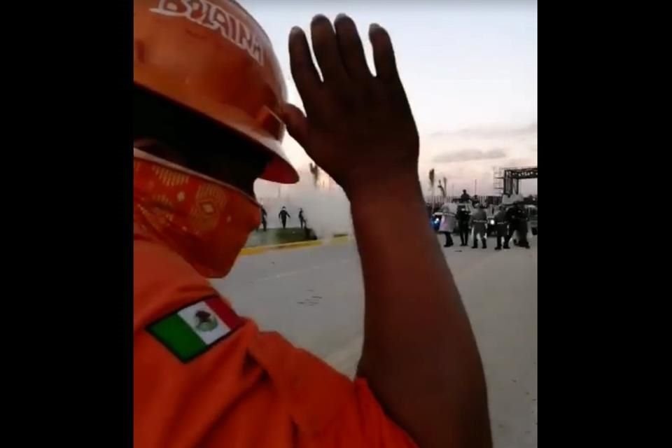 En un intento de desalojo de la vía ubicada frente a la refinería, los policías de Tabasco arremetieron contra los trabajadores.