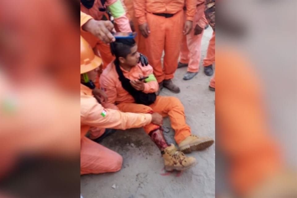 Uno de los trabajadores de ICA resultó herida en la pierna por los elementos antimotines.