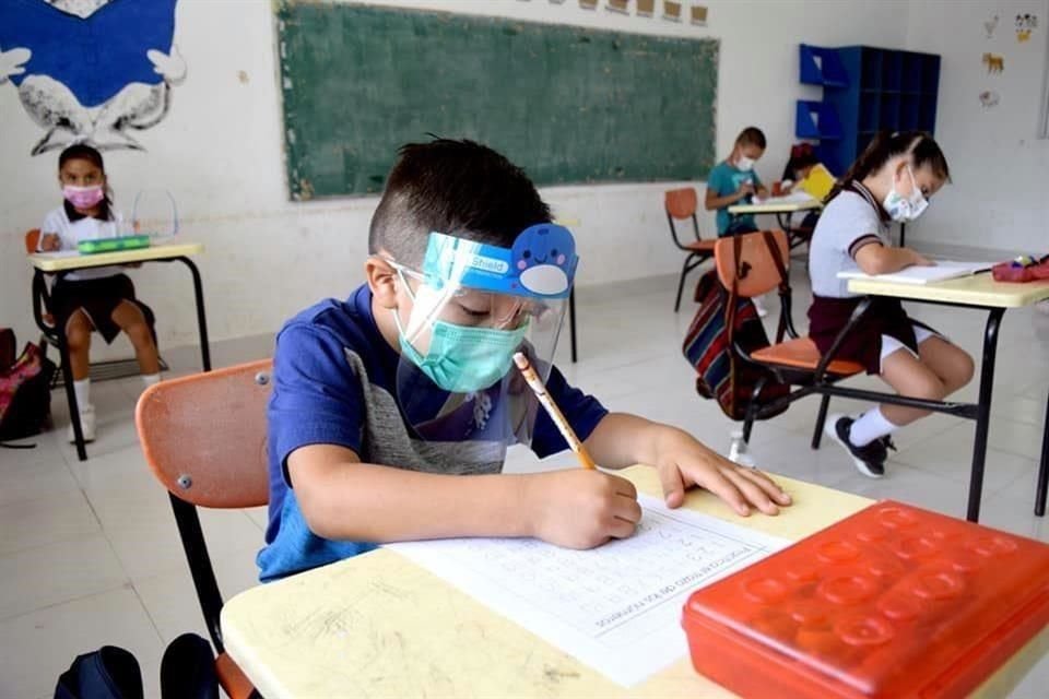 Niñas y niños deben adaptarse a la nueva normalidad en sus espacios escolares.