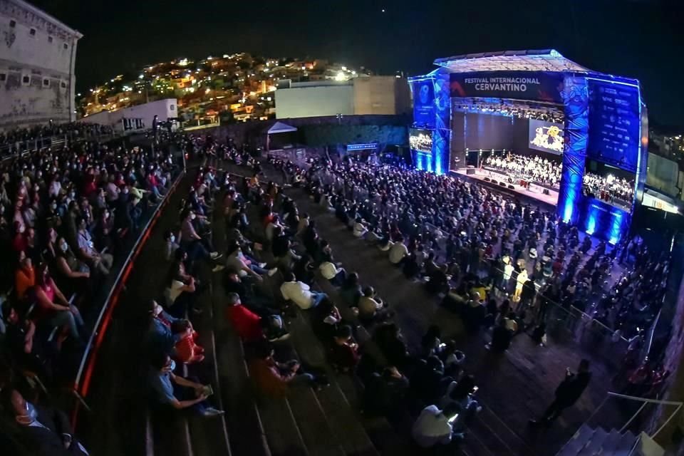 Sin lleno total, acorde a los nuevos tiempos, esta noche fue inaugurado el Cervantino en la Explanada de la Alhóndiga de Granaditas.