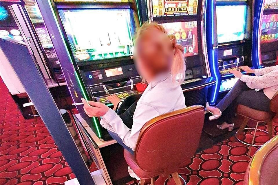 En ocho de nueve casinos recorridos se detectó gente fumando.