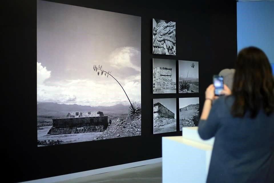 La exposición integra elementos documentales que adentran al espectador en la vida de la comunidad.