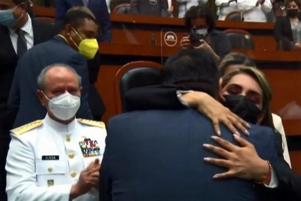 Así abrazó la Mandataria a su padre Félix Salgado al llegar al Pleno del Congreso estatal.