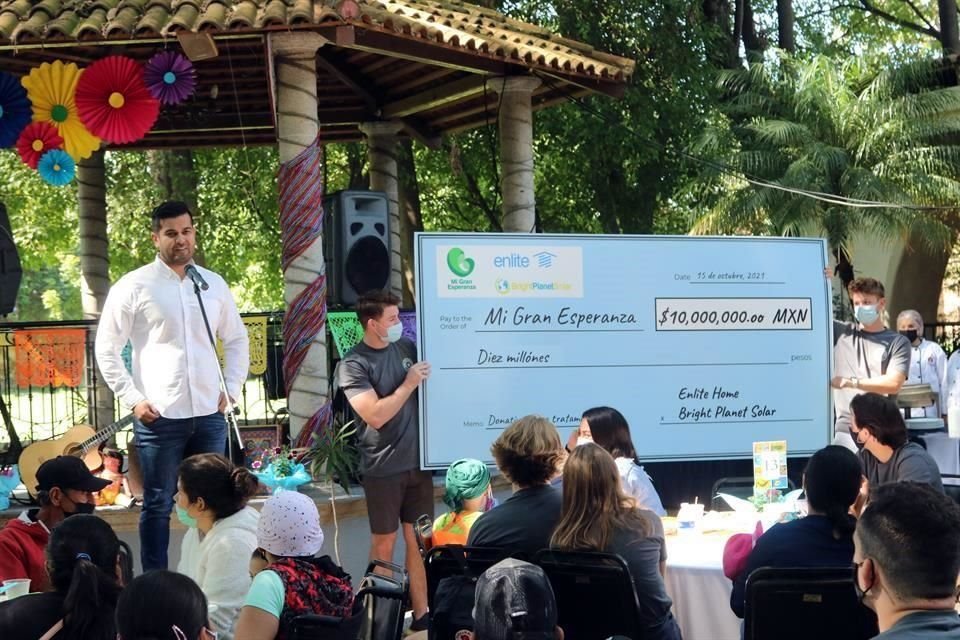 Sanjeev Thakur, CEO de Enlite, hace la entrega simbólica de un cheque a la asociación Mi Gran Esperanza.