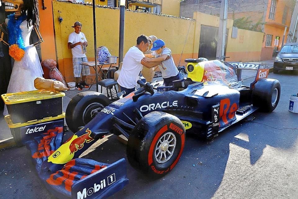 Alcaraz y un equipo de cinco personas han dedicado los últimos tres meses para darle vida a este modelo que busca igualar las medidas originales del auto del equipo de Red Bull.