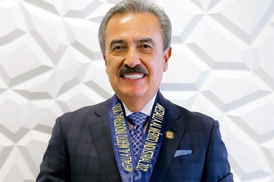 A.A. Lic. Eduardo A. Garza Robles, CEO de Grupo Uni-Trade, fue homenajeado por el Consejo de Cámaras Industriales de Jalisco (CCIJ).