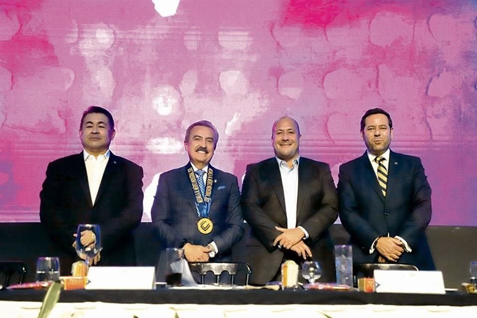 Eduardo Garza Robles junto con Rubén Masayi González Uyeda, coordinador del Consejo de Cámaras Industriales de Jalisco, Enrique Alfaro, Gobernador de Jalisco, y Jorge Abugaber, presidente de Concamin.