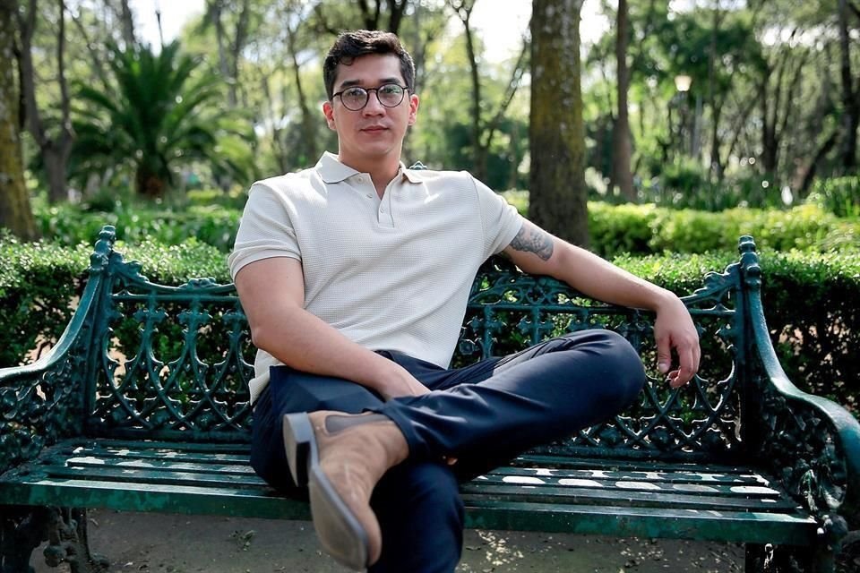 El guerrerense Orlando Mondragón, de 28 años, obtuvo el Premio Internacional Loewe de Poesía 2021. Aborda el dolor, enfermedad y la muerte.