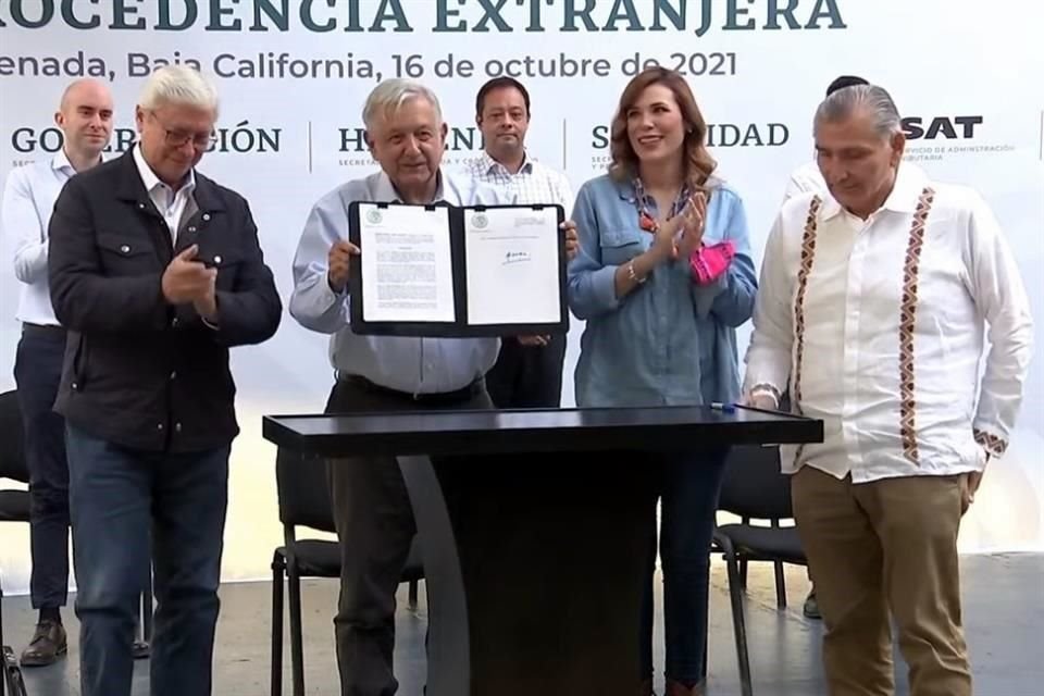 En la firma del acuerdo para regularizar autos chocolate, el Presidente estimó que por 500 mil vehículos se lograrían casi mil 300 mdp para municipios.