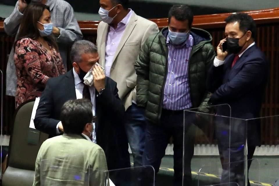 Manuel Rodríguez González (corbata negra), presidente de la Comisión de Energía, e Ignacio Mier (corbata roja), líder de Morena en San Lázaro.