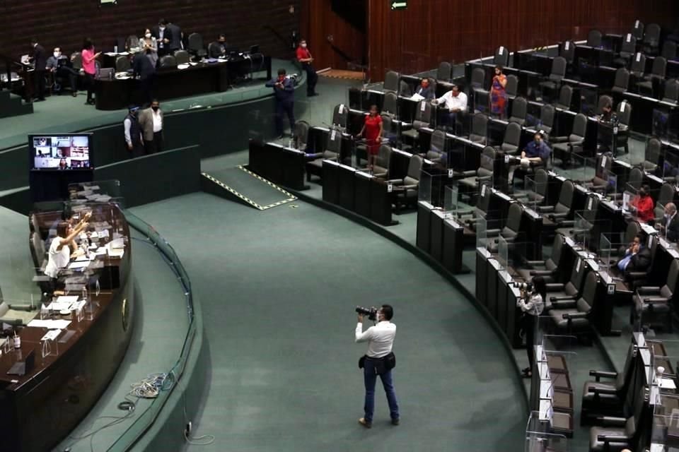 Aspectos de la Cámara de Diputados durante la discusión.